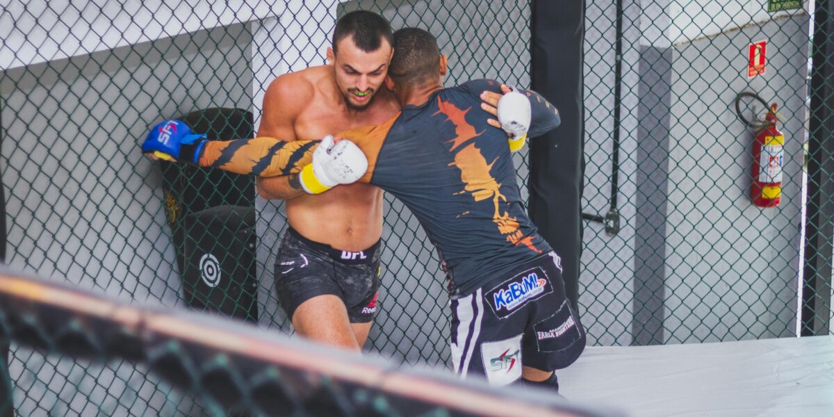 Trening MMA w klubie, grupa początkujących na macie treningowej