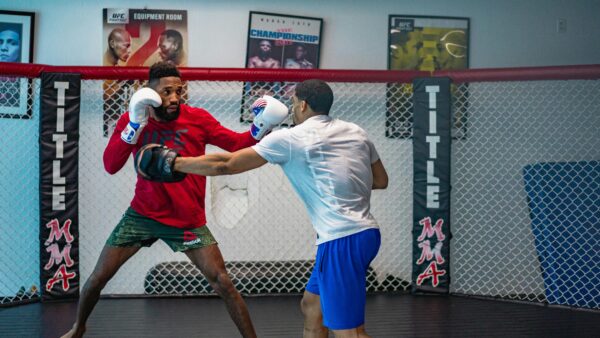 Gdzie oglądać MMA online w Polsce: porównanie platform 2026