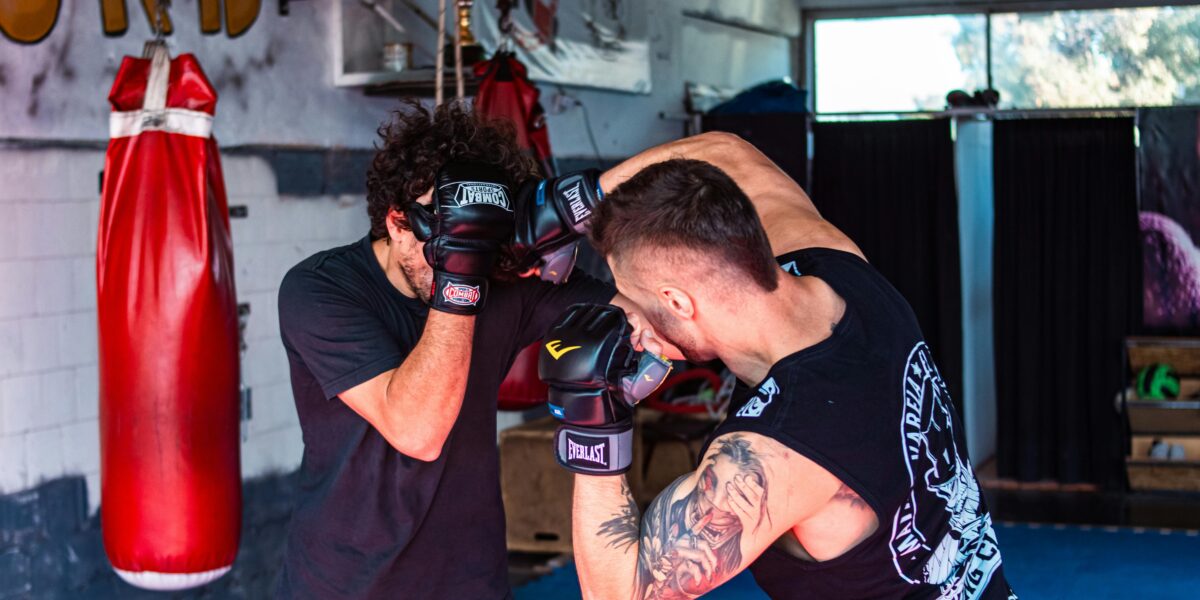 Rękawice do MMA różnych marek na macie treningowej, porównanie